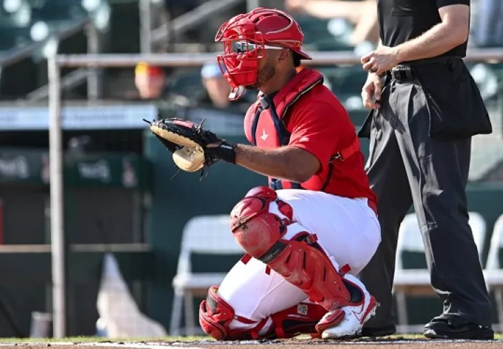 Leonardo Bernal juega para la organización de los Cardenales de San Luis.
