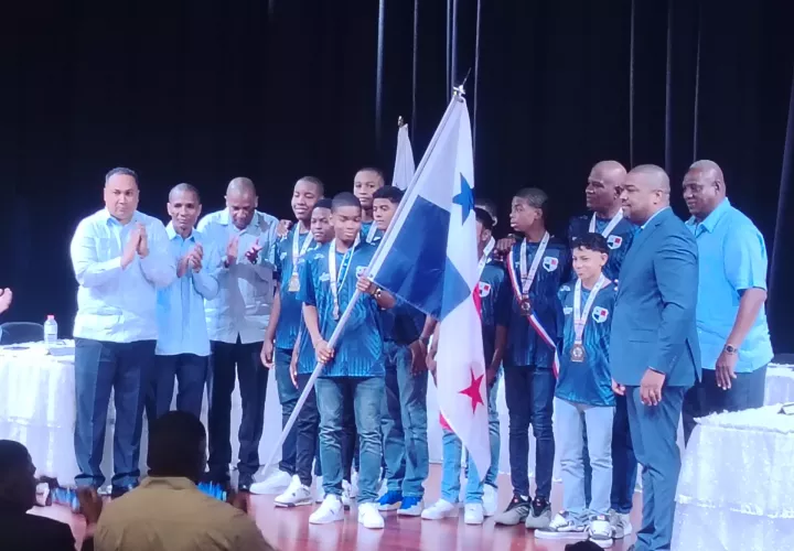 Autoridades entregan el pabellón nacional para iniciar el desfile.