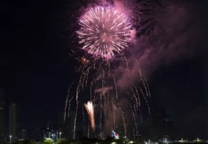 Un destello de colores en el cielo panameño.