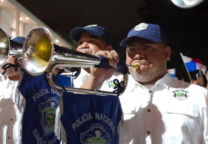 Bandas musicales de los estamentos de seguridad interpretaron alegres ritmos musicales.