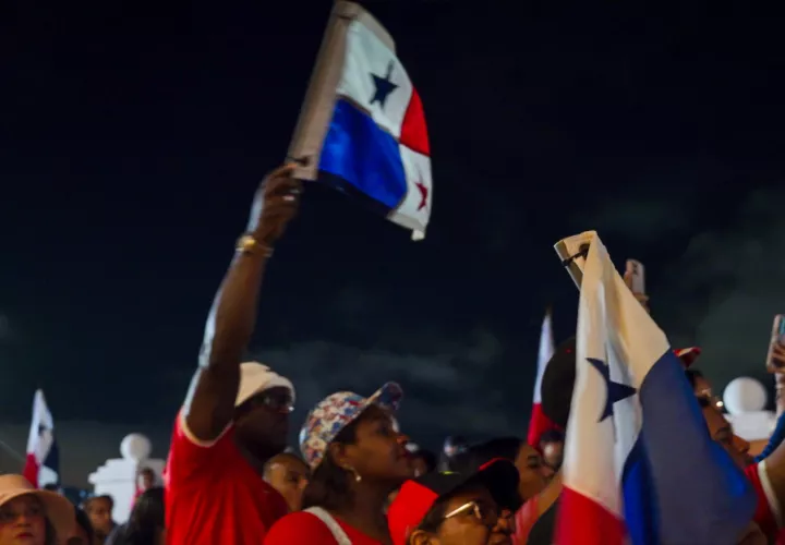 Cientos de panameños cantaron y bailaron al ritmo musical.