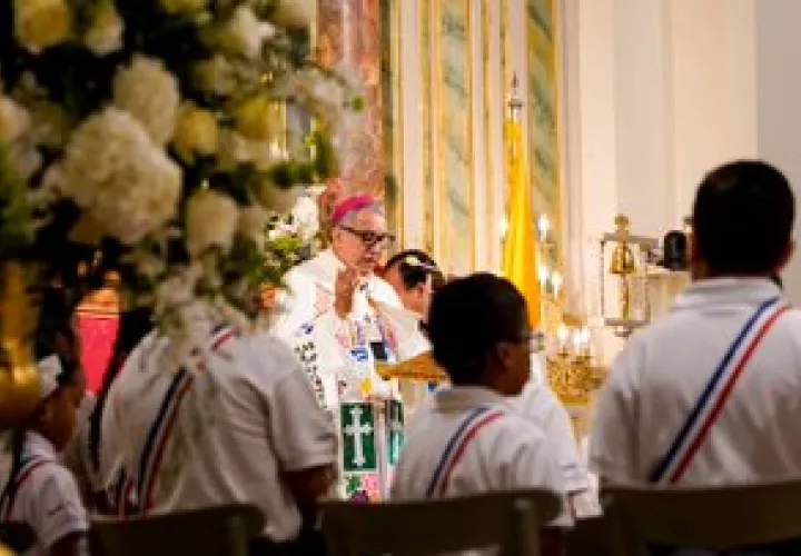 Monseñor Ulloa dirige unas palabras a los asistentes.