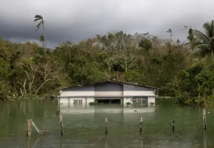 Una casa inundada por el paso del huracán Melissa, el 2 de noviembre de 2025, en Manchester (Jamaica). Foto: EFE