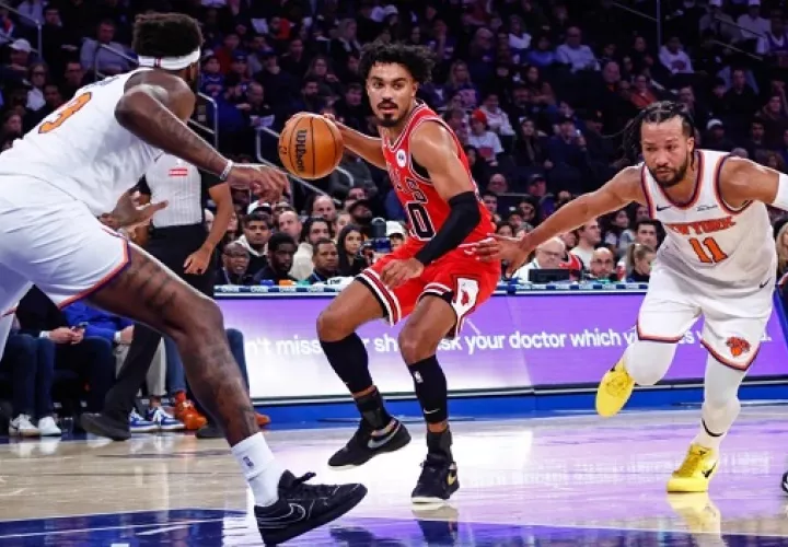 Tre Jones (30), de los Bulls de Chicago, avanza hacia la canasta contra Jalen Brunson (11), de los Knicks de Nueva York.