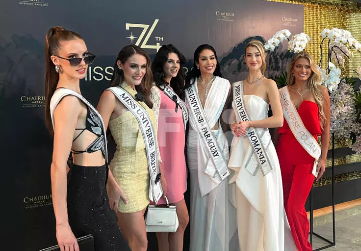  Las representantes de Belize, Paraguay, Romania y Polonia posan este lunes, en Bangkok. Foto: EFE