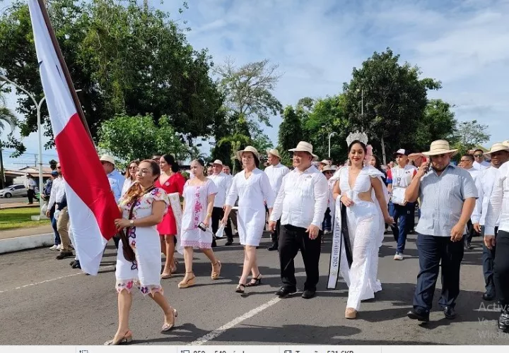 Desfile en La Chorrera encabezados por las autoridades y la abanderada de la fecha.