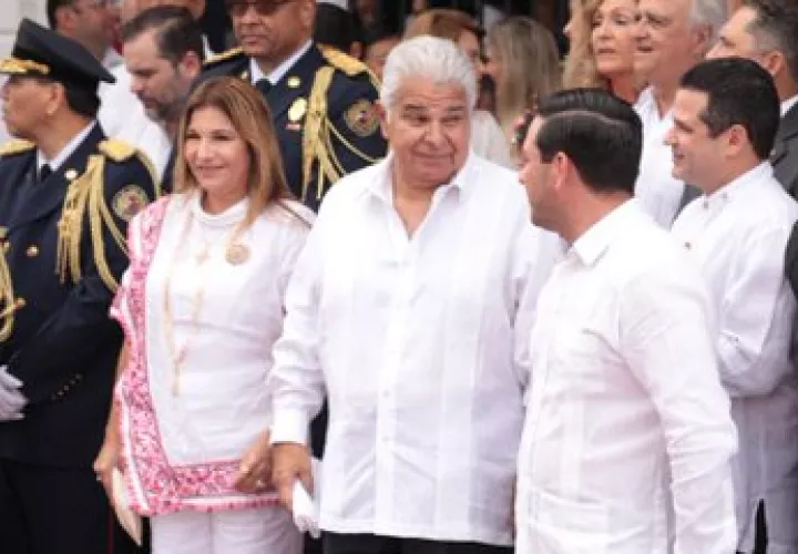 La pareja presidencial junto al embajador de EE.UU. en Panamá.