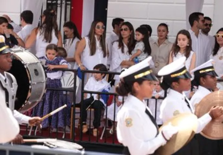 Interpretaciones musicales patrióticas y populares.