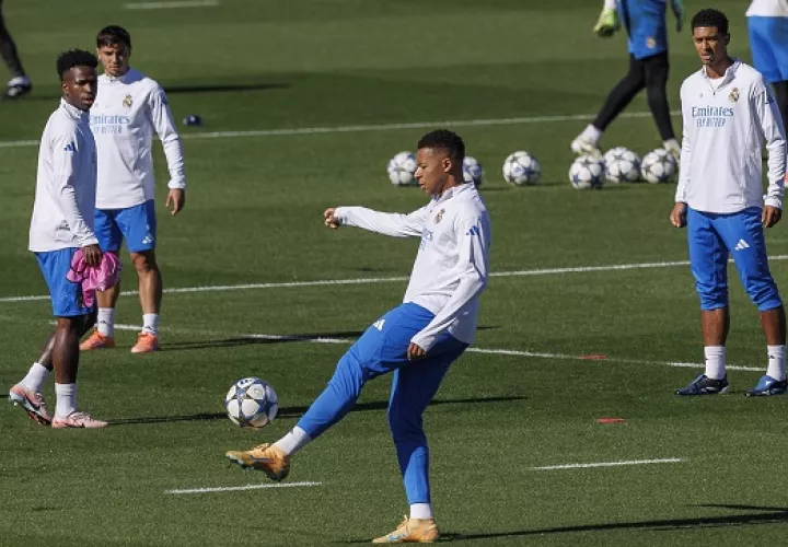 El delantero del Real Madrid Kylian Mbappé durante el entrenamiento realizado en la Ciudad Deportiva de Valdebebas, donde el equipo prepara el partido de Liga de Campeones. Foto: EFE