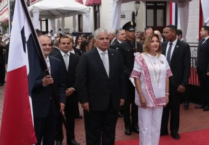 El abanderado del día, Rodolfo Moreno junto a la pareja presidencial.