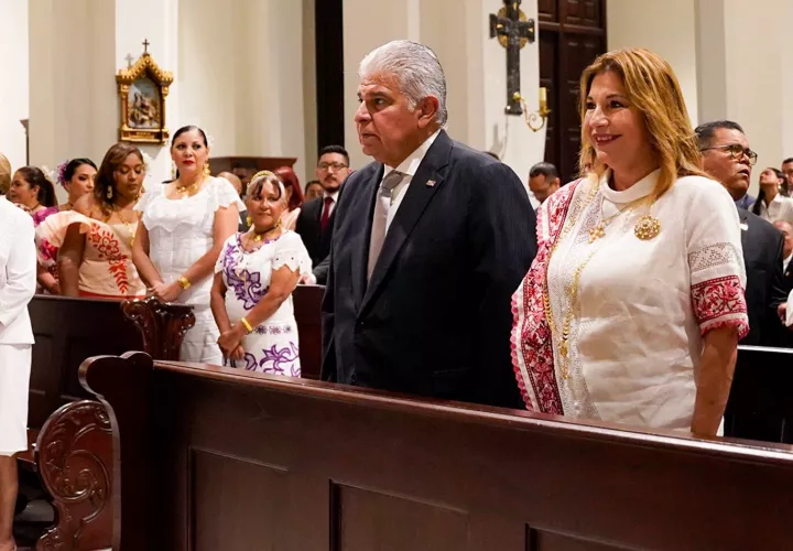 El mandatario junto a su distinguida esposa atentos a las palabras de monseñor José Domingo Ulloa.
