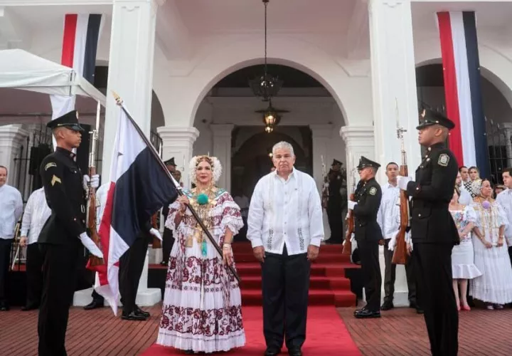 El mandatario junto a la abanderada del día, Sra. Maritza Cedeño Vásquez.