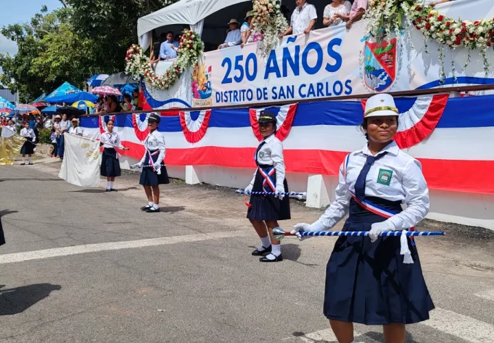 Desfile patrio en San Carlos.