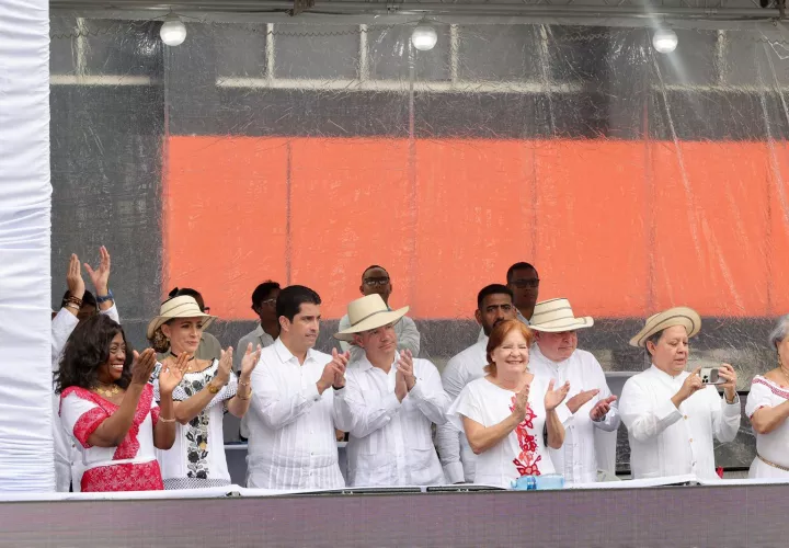 La ministra Lucy Molinar y otros miembros del Gabinete en la ruta No.2.