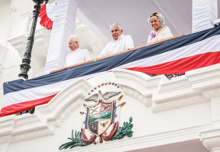 El presidente Mulino observa el paso de las delegaciones.