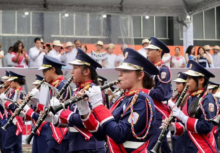 Interpretaciones musicales patrióticas y típicas.