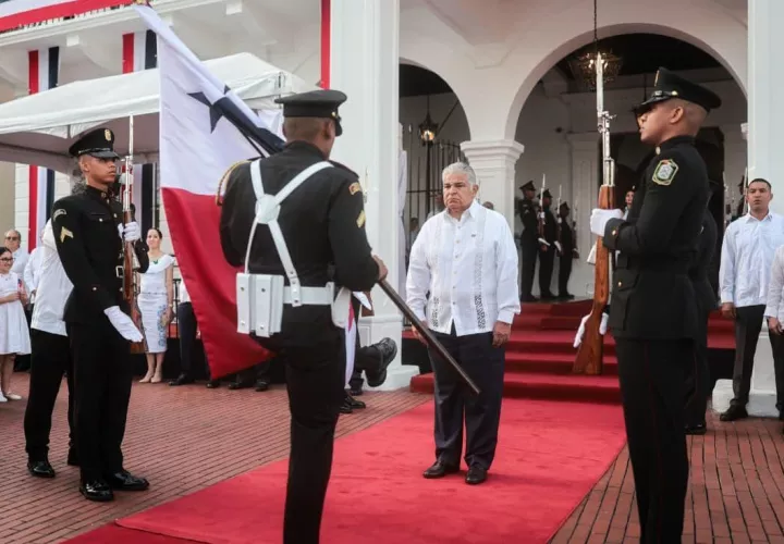 Momento protocolar izada de la Bandera Nacional.