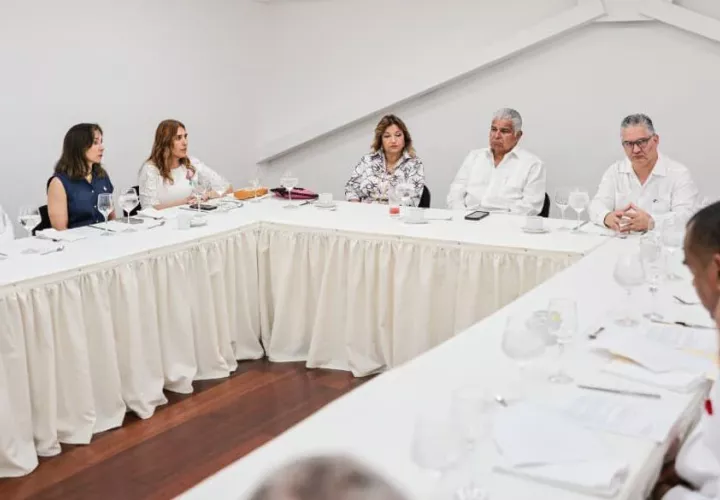 Reunión entre el presidente Mulino y representantes del distrito de Colón.