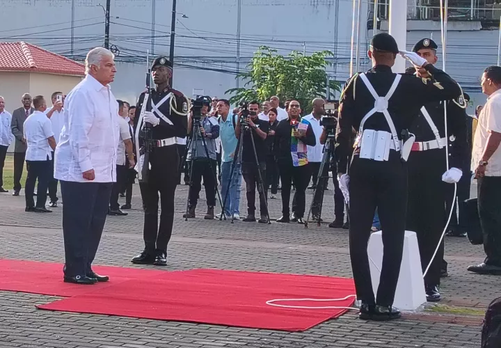 El presidente Mulino iza la Bandera Nacional.