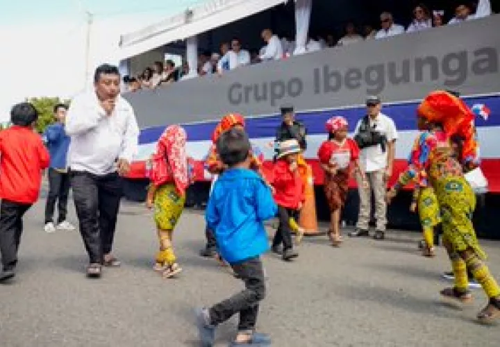 Una representación de los gunas en el desfile.