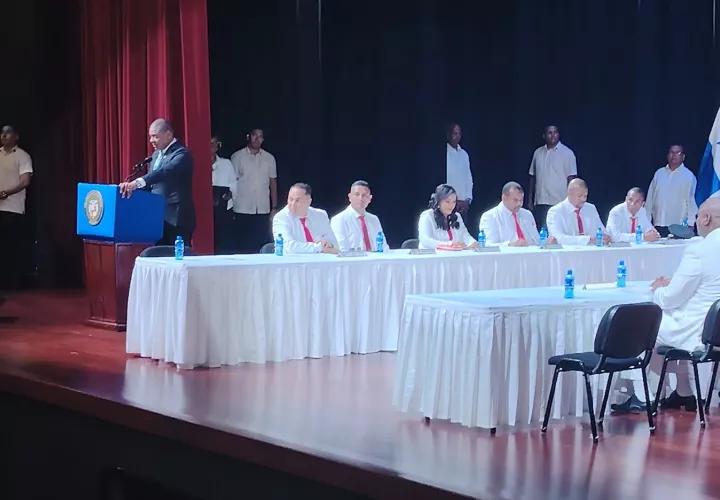 El alcalde Galván pronuncia su discurso.