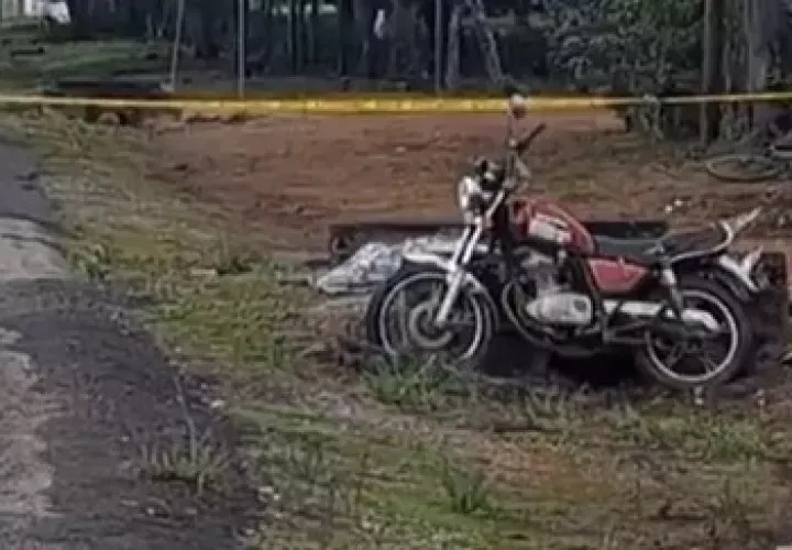 El motociclista falleció de forma instantánea.