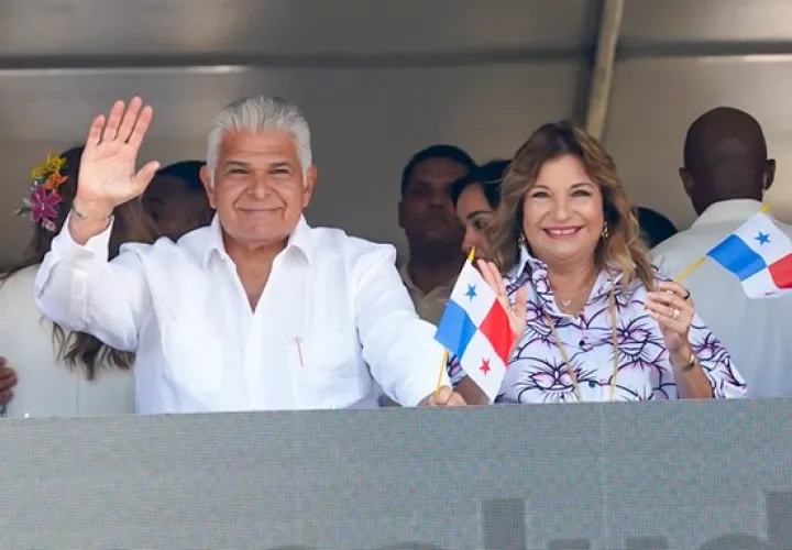 La pareja presidencia observa el desfile en Colón.