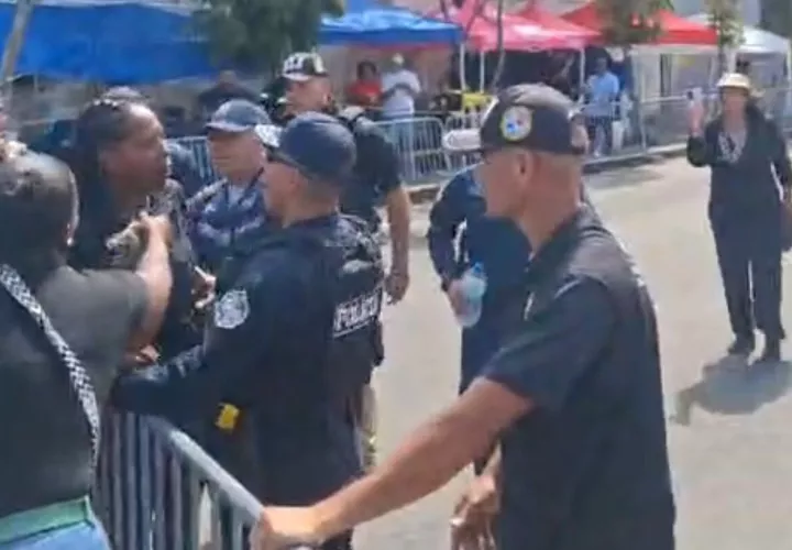 Los manifestantes querían llegar hasta el palco presidencial, pero se lo impidieron.