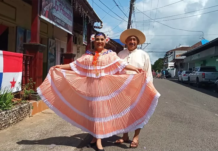 Una pareja engalana con traje típico de la región.
