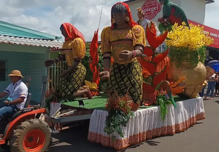 Hermosas carrozas con detalles de la campiña y grupos indígenas.