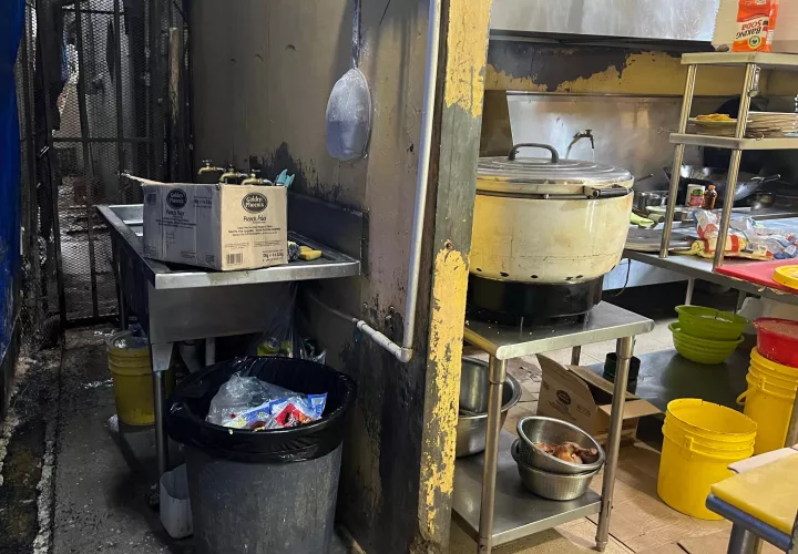 Área de la cocina completamente sucia y en mal estado.