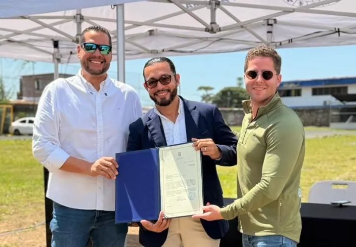 Mayer Mizrachi y el representante Pier Jason entregaron la orden de proceder. Foto: Cortesía