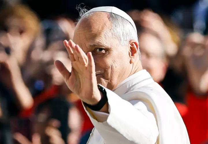  El papa León XIV saluda desde el papamóvil. Foto: EFE