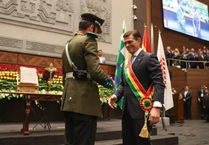 El presidente de Bolivia, Rodrigo Paz Pereira (d), recibe la banda presidencial de parte del vicepresidente Edman Lara. Foto: EFE
