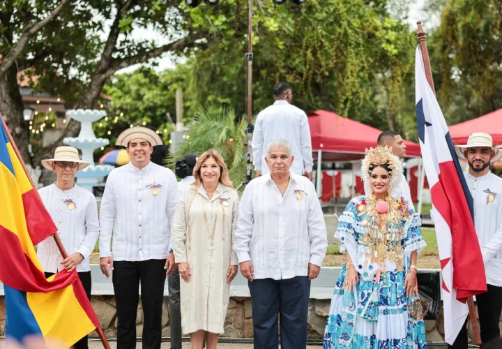 Abanderados designados y autoridades.