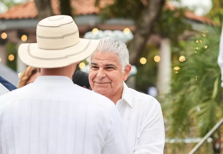 Entrega del pabellón al deportista José “Chema” Caballero.