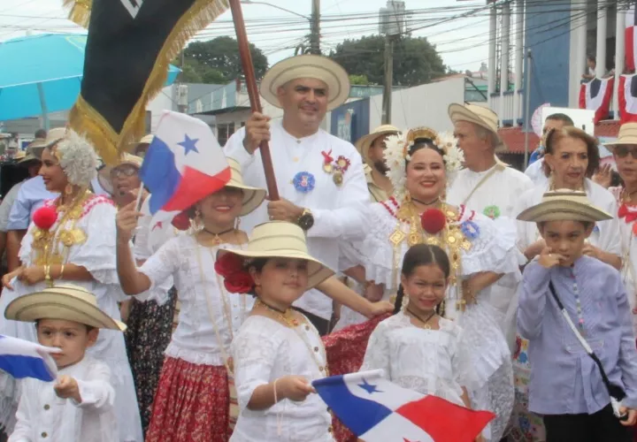 El cantante Chávez, abanderado en La Chorrera.