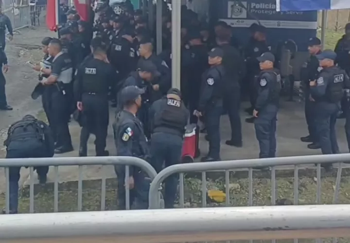 Unidades policiales vigilan los desfiles patrios.