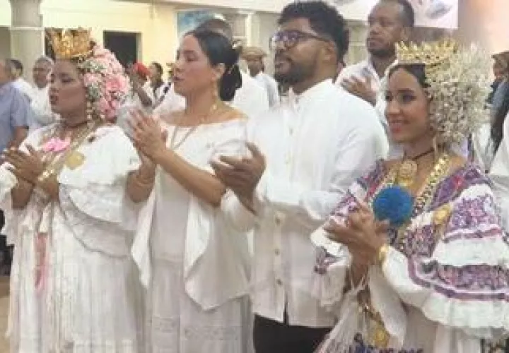 Reina del 10 de Noviembre en Juan Díaz junto a autoridades.