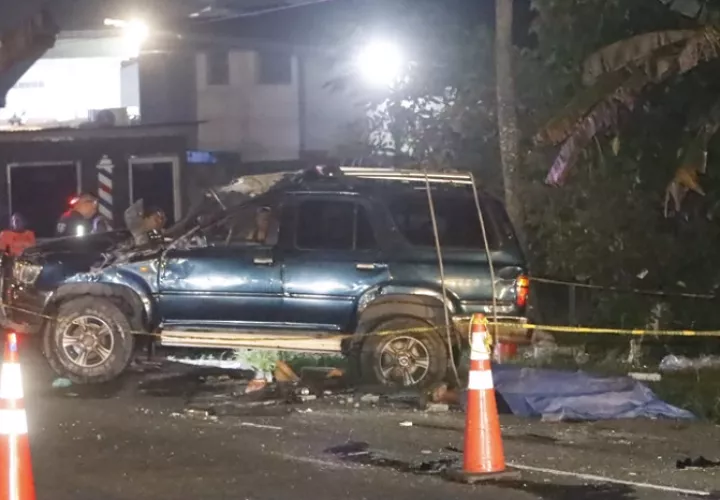 La víctima se salió de la camioneta durante el vuelco y esta le cayó encima.  /  Foto: Alexander Santamaría