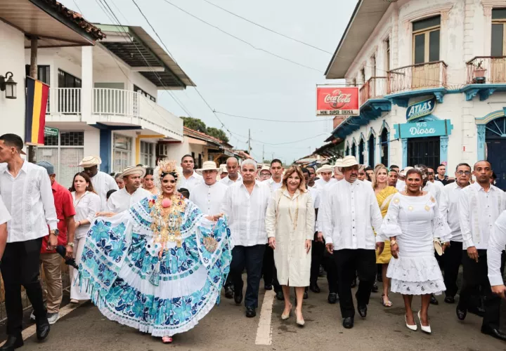 Caminata por la pareja presidencial y autoridades.