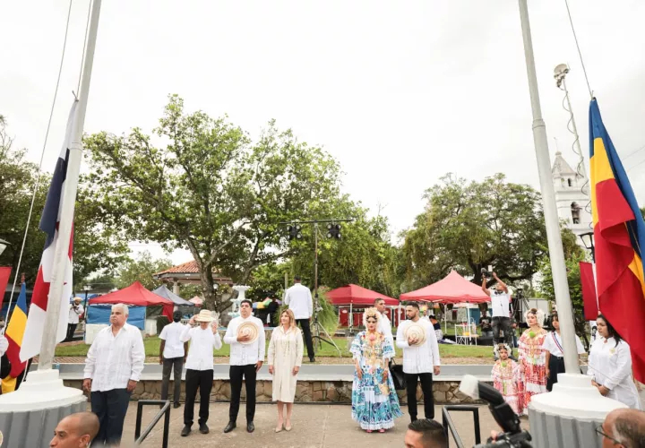Presidente Mulino procede a izar la Bandera Nacional.