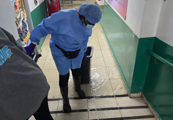 Recogiendo el agua en tanques.