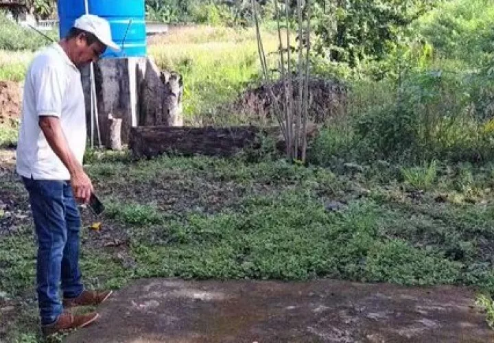 Acumulación de aguas servidas en el patio del plantel.