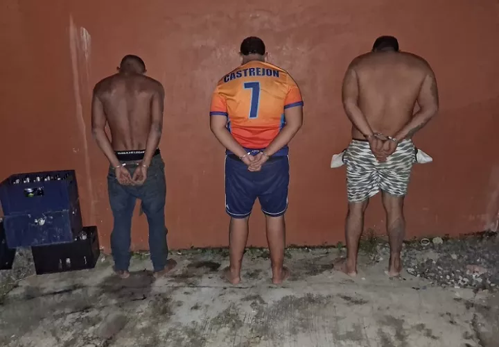 Los asaltantes se ocultaron dentro de una residencia ajena, pero aun así fueron aprehendidos por la Policía Nacional. /  Foto: PN