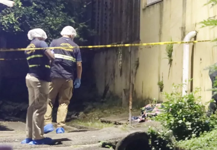 El cadáver quedó tirado junto a la pared de otro inmueble del lugar.  /  Foto: Alexander Santamaría