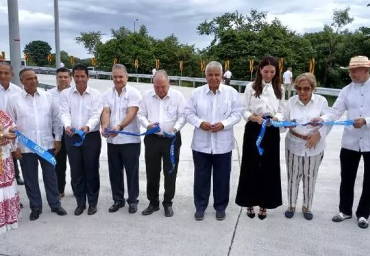 Momento del corte de cinta para la apertura de la nueva obra,