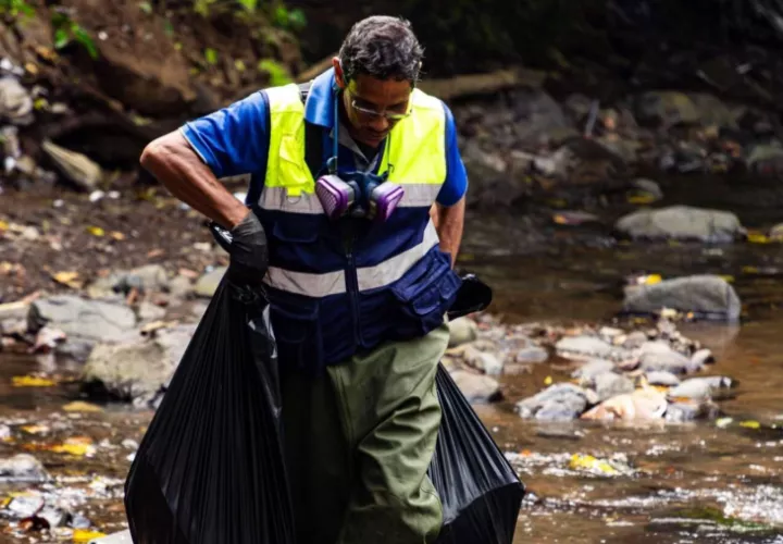 1.5 toneladas de basura recojen en jornada de limpieza en las riberas del río Mocambo.