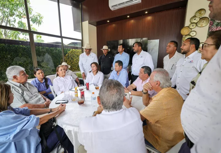 Mulino con autoridades locales.