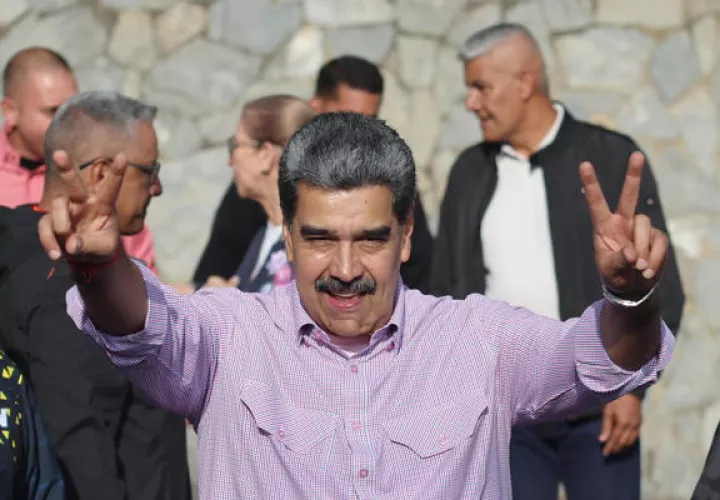 El presidente de Venezuela, Nicolás Maduro, saluda a simpatizantes. Foto: EFE